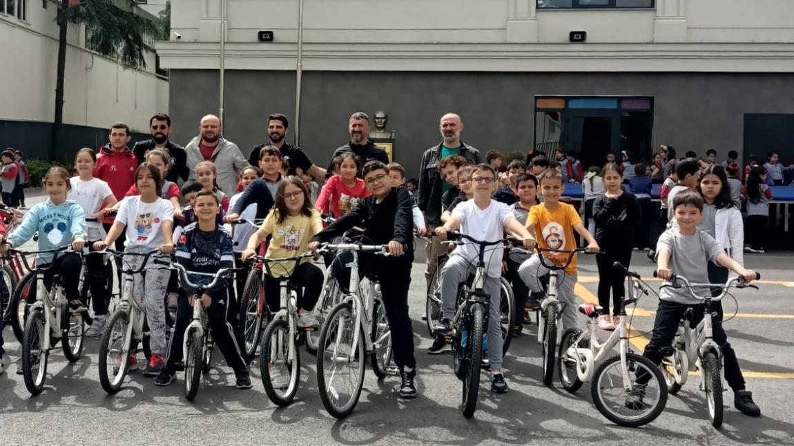 Ümraniye Belediyesi bisiklet antrenörleri işbirliği ile öğrencilerimize bisiklet kullanma dersleri veriyoruz