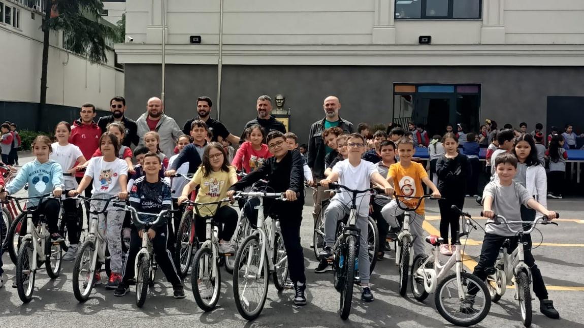 Ümraniye Belediyesi Bisiklet Antrenörleri ,İşbirliği İle Öğrencilerimize Bisiklet Kullanma Dersleri Veriyoruz